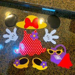 Port hole Minnie magnet set.